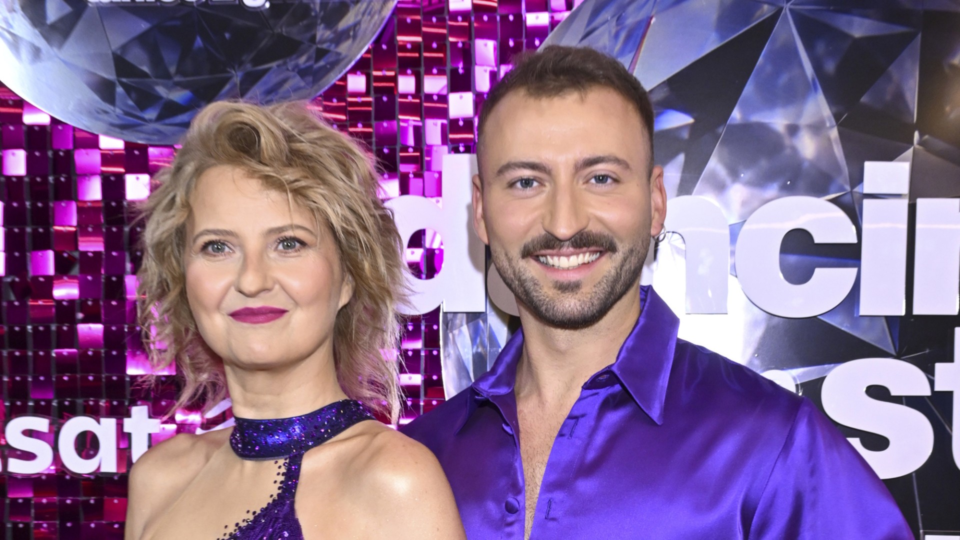 Iza Kuna zaszalała ze stylizacją na „Maryla Night”. W okrytej kreacji nie trudno o wpadkę